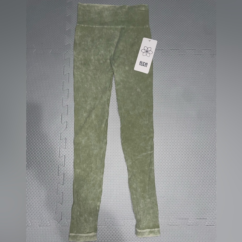 🪴NWT Aura Green Leggings
